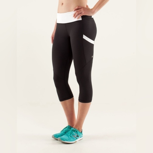 Lululemon Athletica Run: Mod Moves Crop in Black / White women’s size 8 - Picture 3 of 14